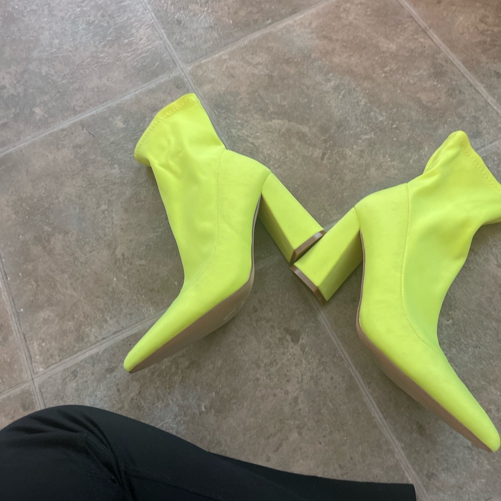 Kate Robin lime size 8  style TIEHD UP